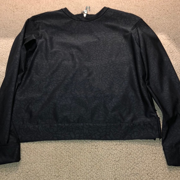 lululemon athletica Tops - Lululemon unique top with design